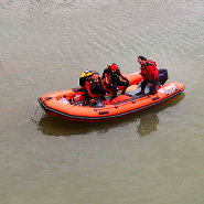 Simulacro de rescate en un accidente de coche caído al Ebro