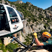 HelicÃ³ptero de la Guardia Civil dejando a un especialista en montaÃ±a en la cima de
la Cuca de la Bellosta para realizar el rescate de un escalador accidentado

